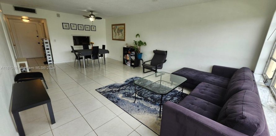 Condo in Hallandale Beach, Florida, 1 bedroom  № 1400071