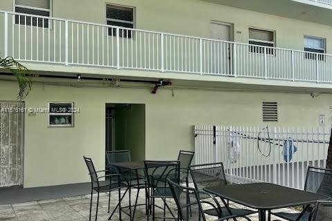 Condo in North Miami, Florida, 2 bedrooms  № 1400120 - photo 4