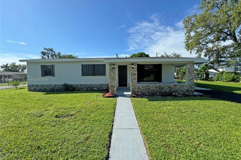 Villa ou maison à vendre à Miami, Floride: 3 chambres, 128.86 m2 № 1386049 - photo 1