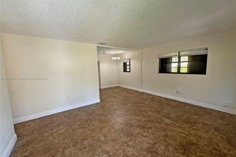 House in Miami, Florida 3 bedrooms, 128.86 sq.m. № 1386049 - photo 6