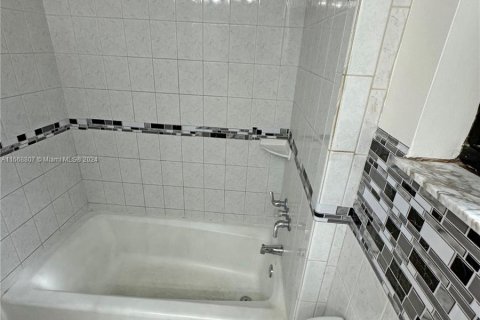 House in Miami, Florida 3 bedrooms, 128.86 sq.m. № 1386049 - photo 15