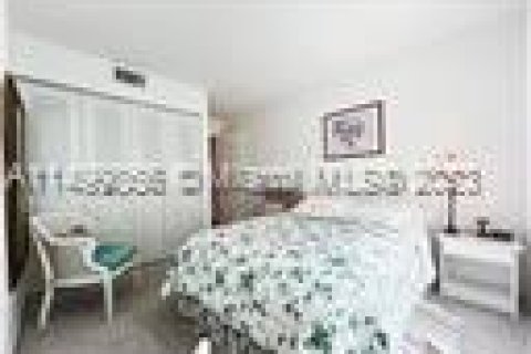 Condo in Fort Myers, Florida, 2 bedrooms  № 889956 - photo 16