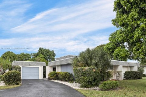 House in Tamarac, Florida 2 bedrooms, 179.39 sq.m. № 889957 - photo 1