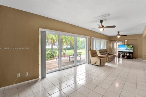 House in Tamarac, Florida 2 bedrooms, 179.39 sq.m. № 889957 - photo 24