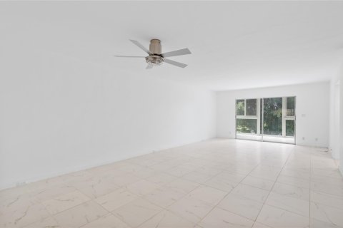 Copropriété à vendre à Coconut Creek, Floride: 2 chambres, 119.38 m2 № 786070 - photo 15