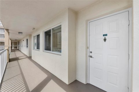 Купить кондоминиум в Тамарак, Флорида 2 спальни, 118.45м2, № 839362 - фото 21