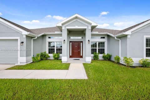 House in Port St. Lucie, Florida 4 bedrooms, 199.83 sq.m. № 1316308 - photo 3