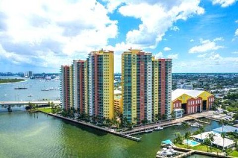 Condominio en venta en Riviera Beach, Florida, 2 dormitorios, 162.02 m2 № 1186651 - foto 5