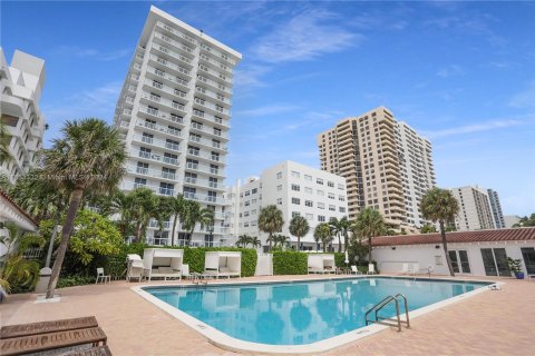 Condo in Miami Beach, Florida, 1 bedroom  № 1354532 - photo 19