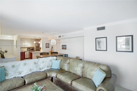 Condo in Miami Beach, Florida, 1 bedroom  № 1354532 - photo 1