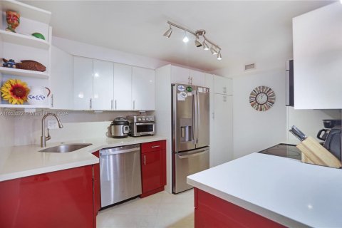 Condo in Miami Beach, Florida, 1 bedroom  № 1354532 - photo 4