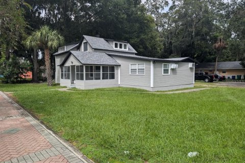 Commercial property in Zephyrhills, Florida 6 bedrooms, 254.92 sq.m. № 1392539 - photo 1