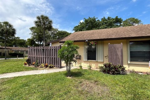 House in Hollywood, Florida 2 bedrooms, 89.19 sq.m. № 1171879 - photo 1