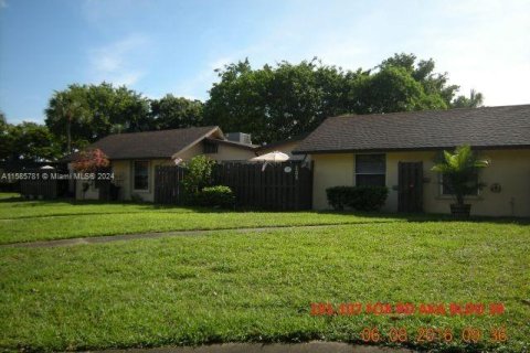 Villa ou maison à vendre à Hollywood, Floride: 2 chambres, 89.19 m2 № 1171879 - photo 21