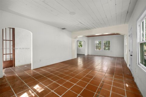 House in Miami, Florida 6 bedrooms, 223.06 sq.m. № 1325936 - photo 8