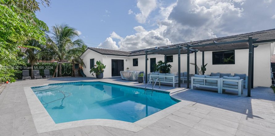 Villa ou maison à Miami, Floride 5 chambres, 187.38 m2 № 1325377