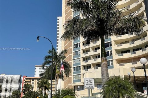 Copropriété à vendre à Hallandale Beach, Floride: 1 chambre, 77.29 m2 № 186572 - photo 1