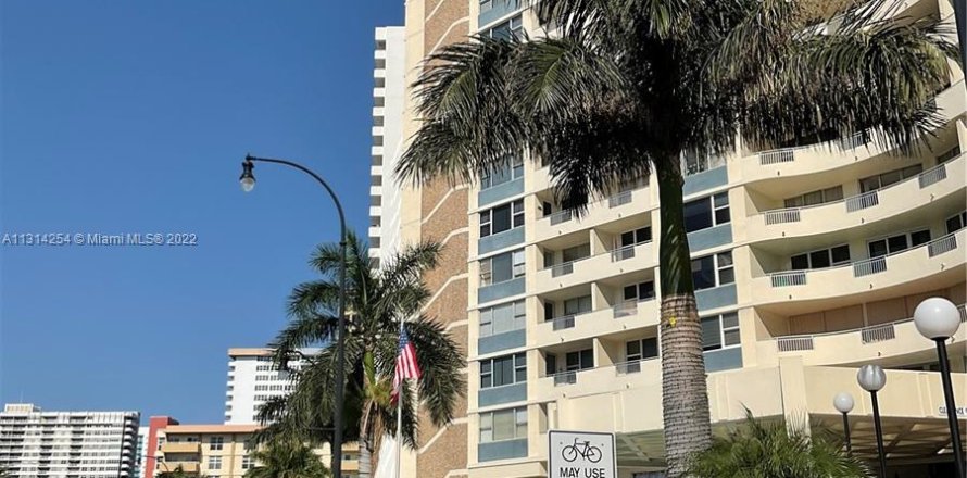 Condo in Hallandale Beach, Florida, 1 bedroom  № 186572