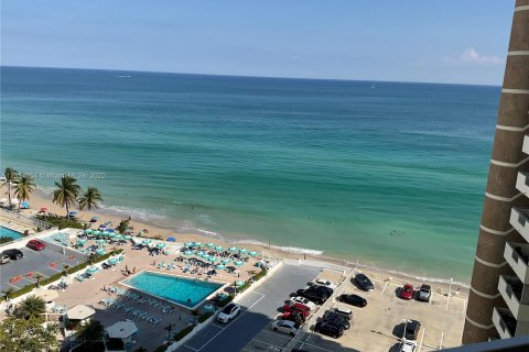 Condo in Hallandale Beach, Florida, 1 bedroom  № 186572 - photo 25