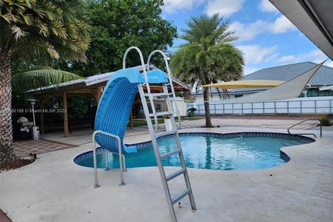 House in Palm Springs, Florida 3 bedrooms, 204.85 sq.m. № 815044 - photo 19