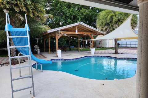 House in Palm Springs, Florida 3 bedrooms, 204.85 sq.m. № 815044 - photo 16