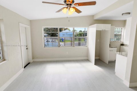 House in Miami, Florida 4 bedrooms, 100.33 sq.m. № 1232825 - photo 3