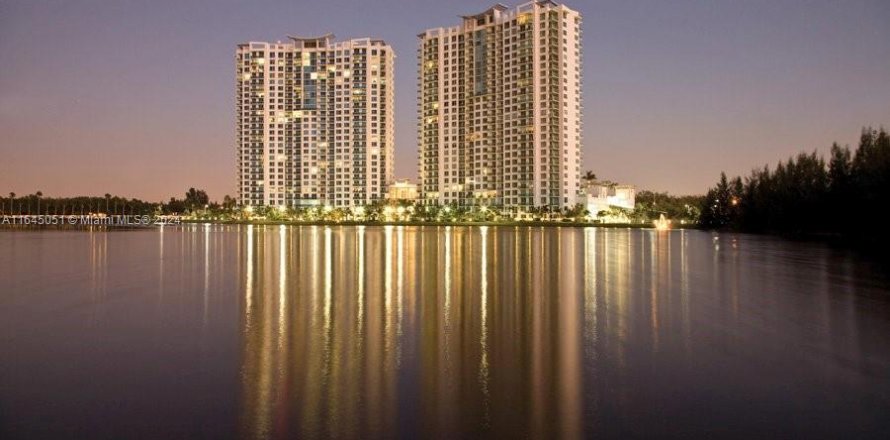 Condo in Sunrise, Florida, 3 bedrooms  № 1328030