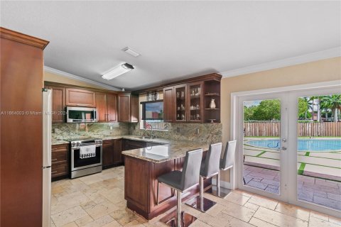 House in Miami, Florida 4 bedrooms, 188.96 sq.m. № 1385700 - photo 14