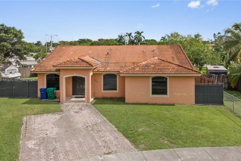 House in Miami, Florida 4 bedrooms, 188.96 sq.m. № 1385700 - photo 1