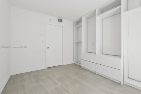 Condo in Miami Beach, Florida, 3 bedrooms  № 1385701 - photo 14