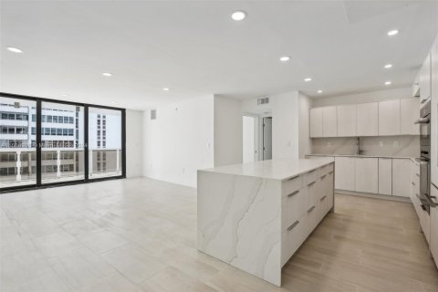 Condo in Miami Beach, Florida, 3 bedrooms  № 1385701 - photo 2