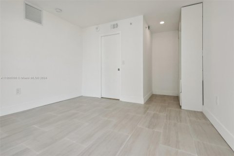 Condo in Miami Beach, Florida, 3 bedrooms  № 1385701 - photo 17