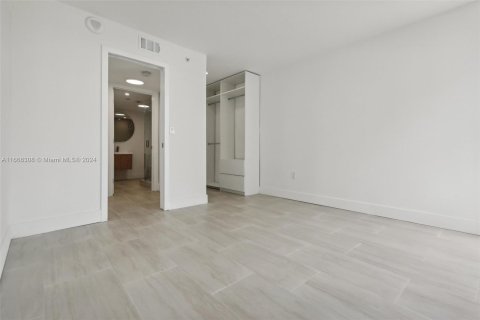 Condo in Miami Beach, Florida, 3 bedrooms  № 1385701 - photo 16