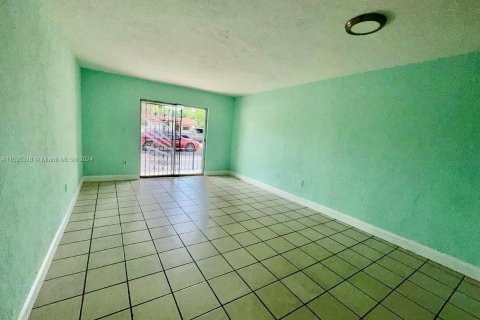 Condominio en venta en Hialeah, Florida, 1 dormitorio, 62.99 m2 № 1188185 - foto 3