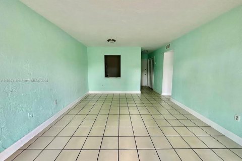 Condominio en venta en Hialeah, Florida, 1 dormitorio, 62.99 m2 № 1188185 - foto 4