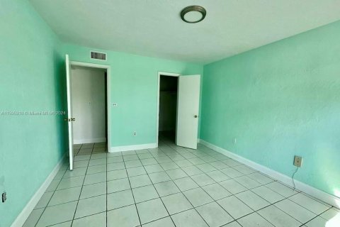 Condominio en venta en Hialeah, Florida, 1 dormitorio, 62.99 m2 № 1188185 - foto 7