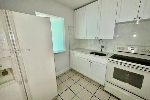 Condominio en venta en Hialeah, Florida, 1 dormitorio, 62.99 m2 № 1188185 - foto 5