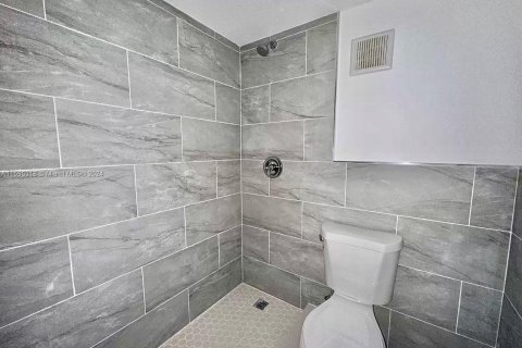 Condominio en venta en Hialeah, Florida, 1 dormitorio, 62.99 m2 № 1188185 - foto 9