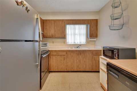 Condo in DeLand, Florida, 2 bedrooms  № 1349437 - photo 9