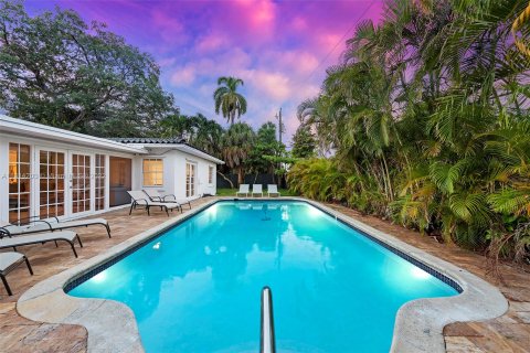 Casa en venta en Fort Lauderdale, Florida, 5 dormitorios, 216.46 m2 № 186524 - foto 3