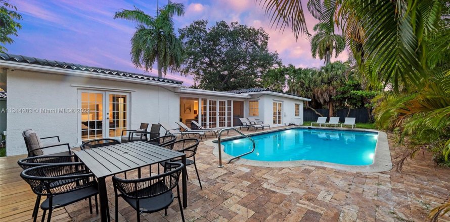 House in Fort Lauderdale, Florida 5 bedrooms, 216.46 sq.m. № 186524