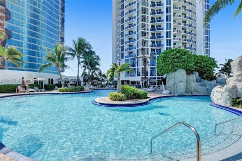 Condominio en venta en Sunny Isles Beach, Florida, 61.69 m2 № 497547 - foto 16