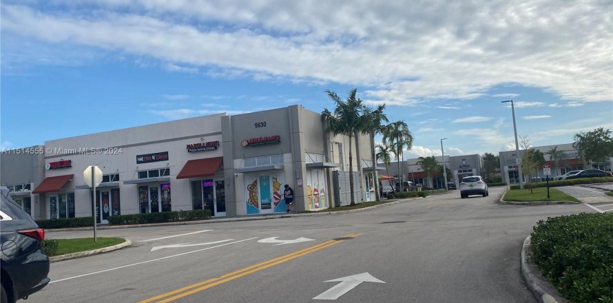 Commercial property in Cooper City, Florida № 949516