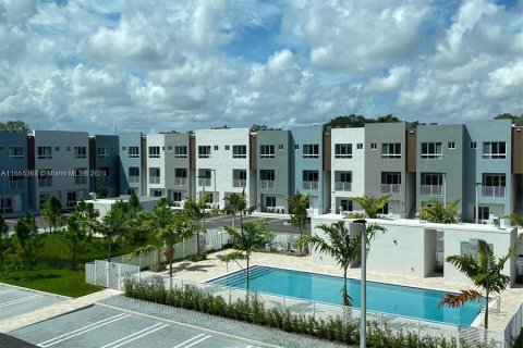 Condo in Miami, Florida, 2 bedrooms  № 1378726 - photo 2