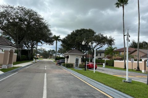 Villa ou maison à vendre à Hialeah, Floride: 4 chambres, 183.02 m2 № 862013 - photo 24