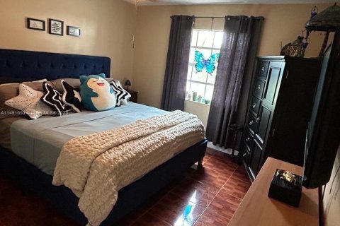 Casa en venta en Hialeah, Florida, 4 dormitorios, 183.02 m2 № 862013 - foto 5