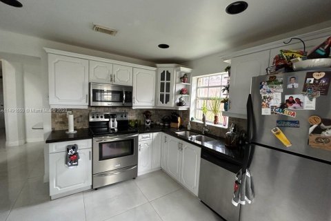 Casa en venta en Hialeah, Florida, 4 dormitorios, 183.02 m2 № 862013 - foto 20
