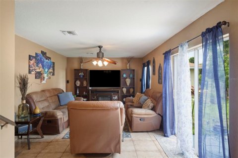 House in Cape Coral, Florida 3 bedrooms, 150.13 sq.m. № 1388723 - photo 11