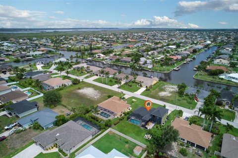 House in Cape Coral, Florida 3 bedrooms, 150.13 sq.m. № 1388723 - photo 4