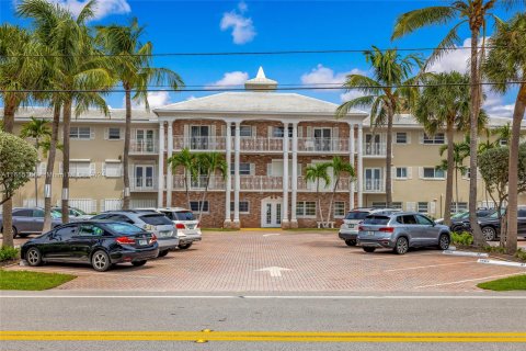 Condominio en venta en Hillsboro Beach, Florida, 2 dormitorios, 83.61 m2 № 1353864 - foto 1